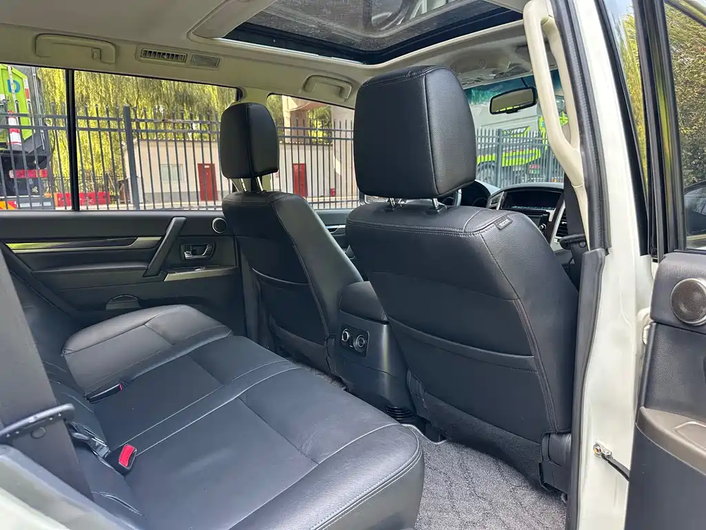 Mitsubishi Pajero (Import) — миниатюра 18