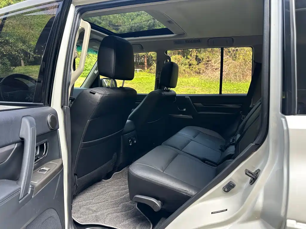 Mitsubishi Pajero (Import) — миниатюра 12