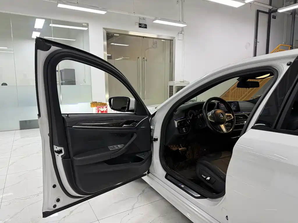 BMW 5 Series — миниатюра 8