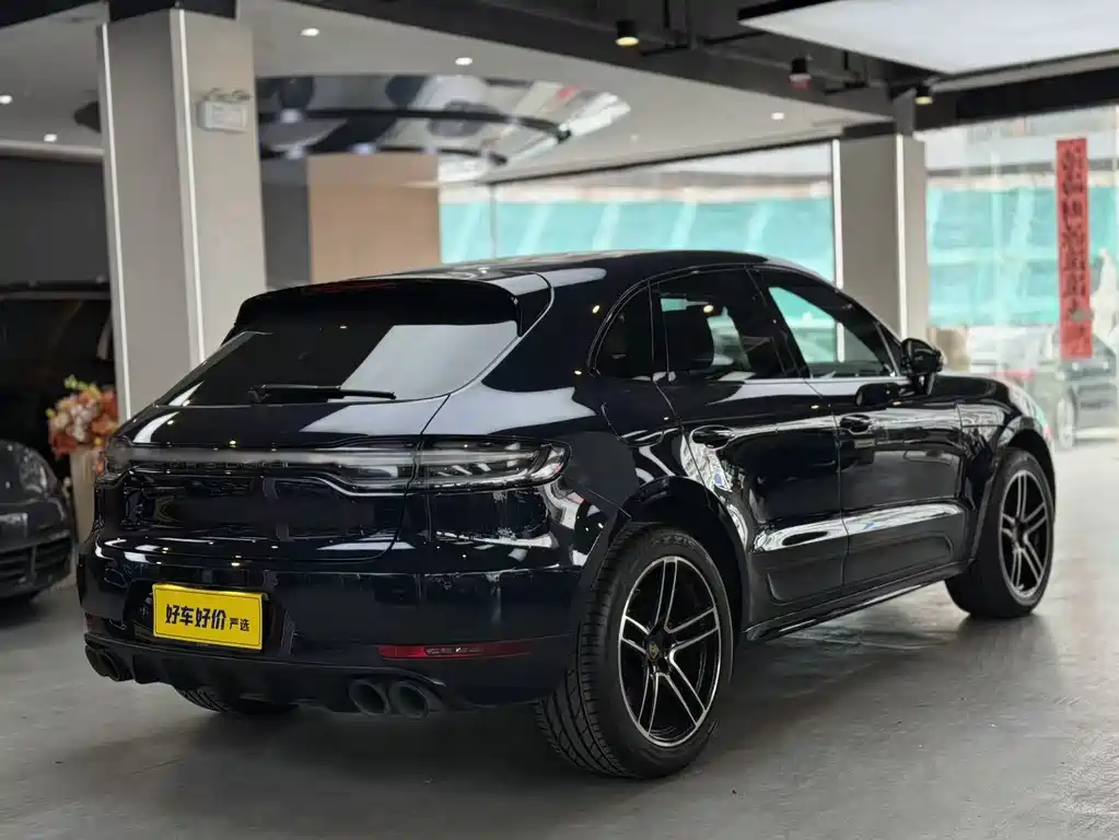 PORSCHE MACAN