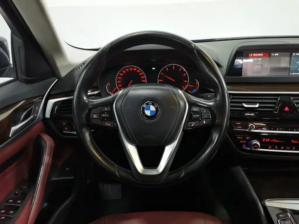 BMW 5 Series — миниатюра 11