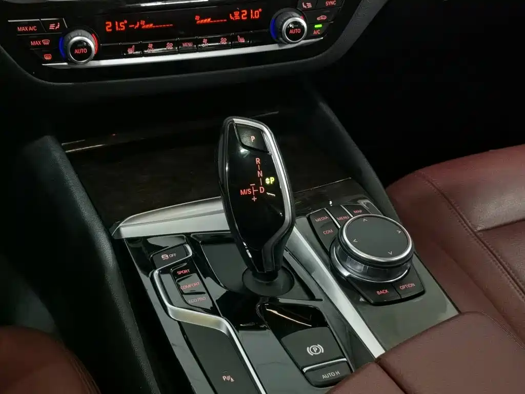 BMW 5 Series — миниатюра 13