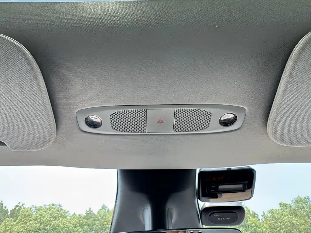 Tesla Model Y — миниатюра 25