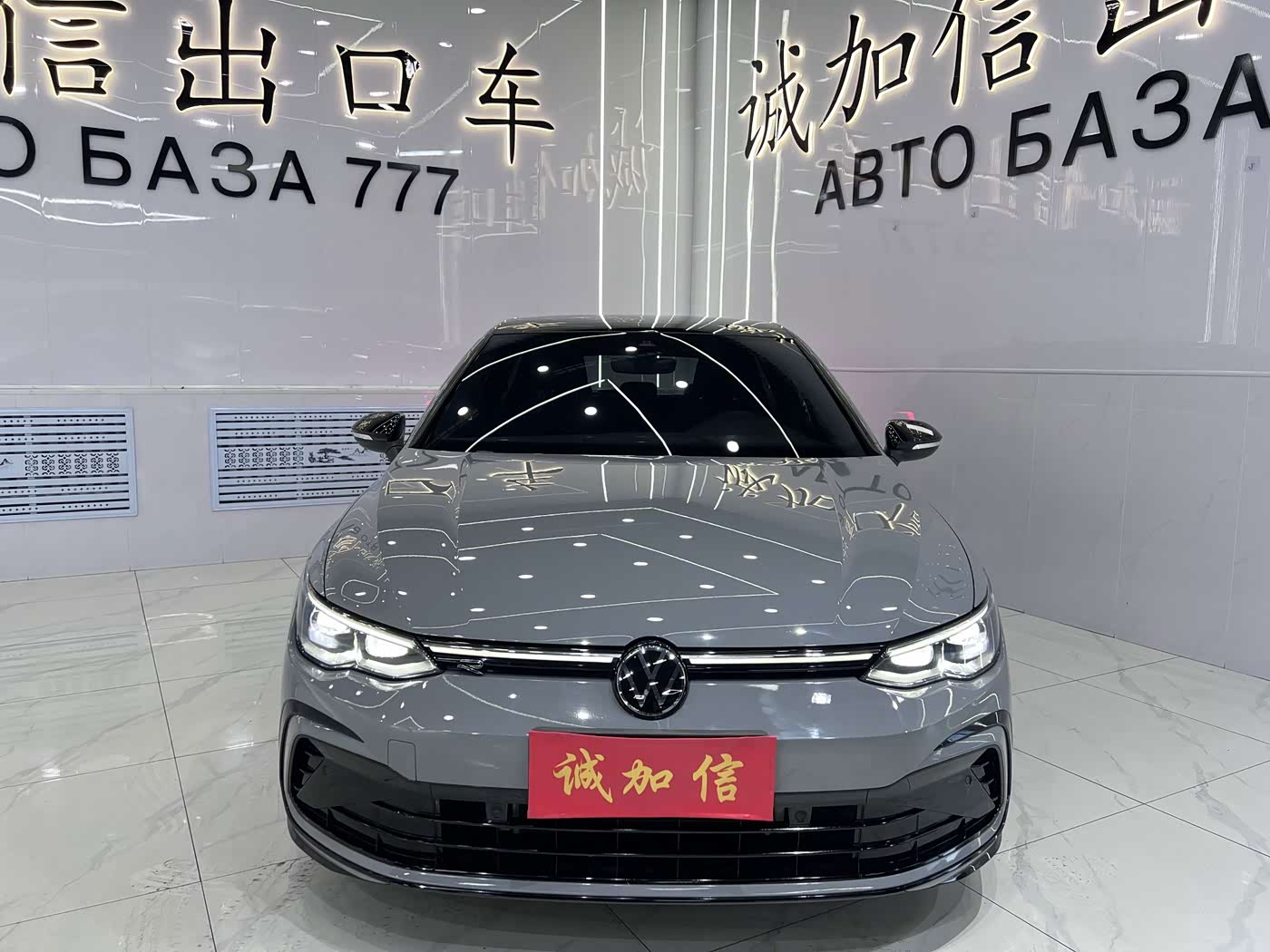 Volkswagen Golf 1.4 л 2023 г. Серебристо-серый, пробег 9000 км