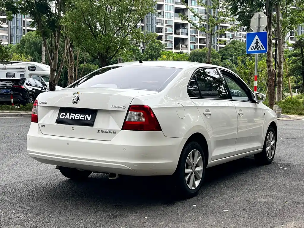 Skoda Rapid 1.6L Manual Innovation Edition, фото 5