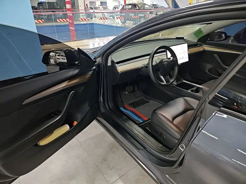 Tesla Model 3 — миниатюра 16