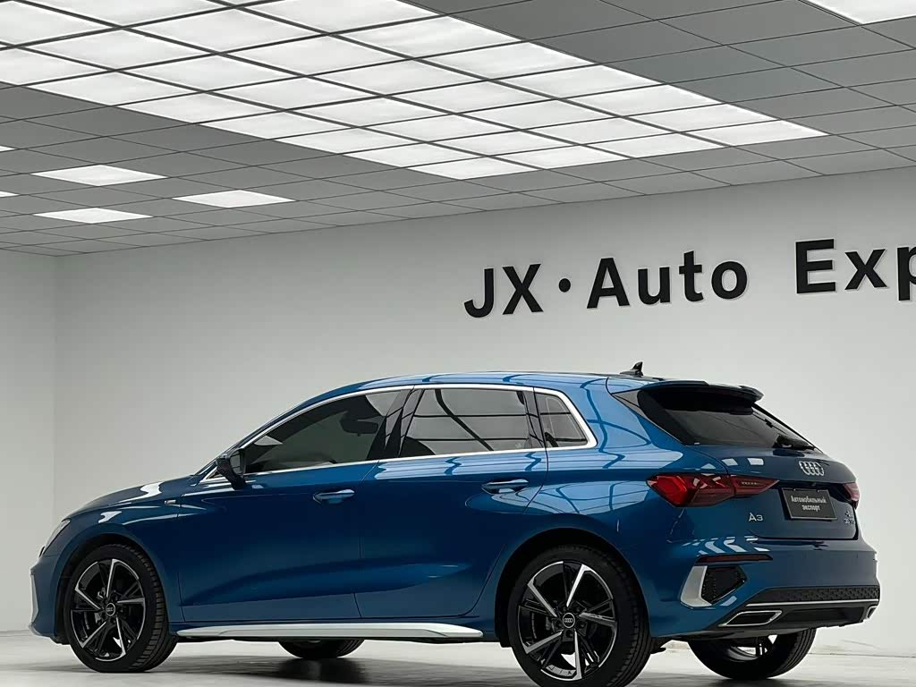 Audi A3 1.4 л 2022 г. Голубой, пробег 33000 км