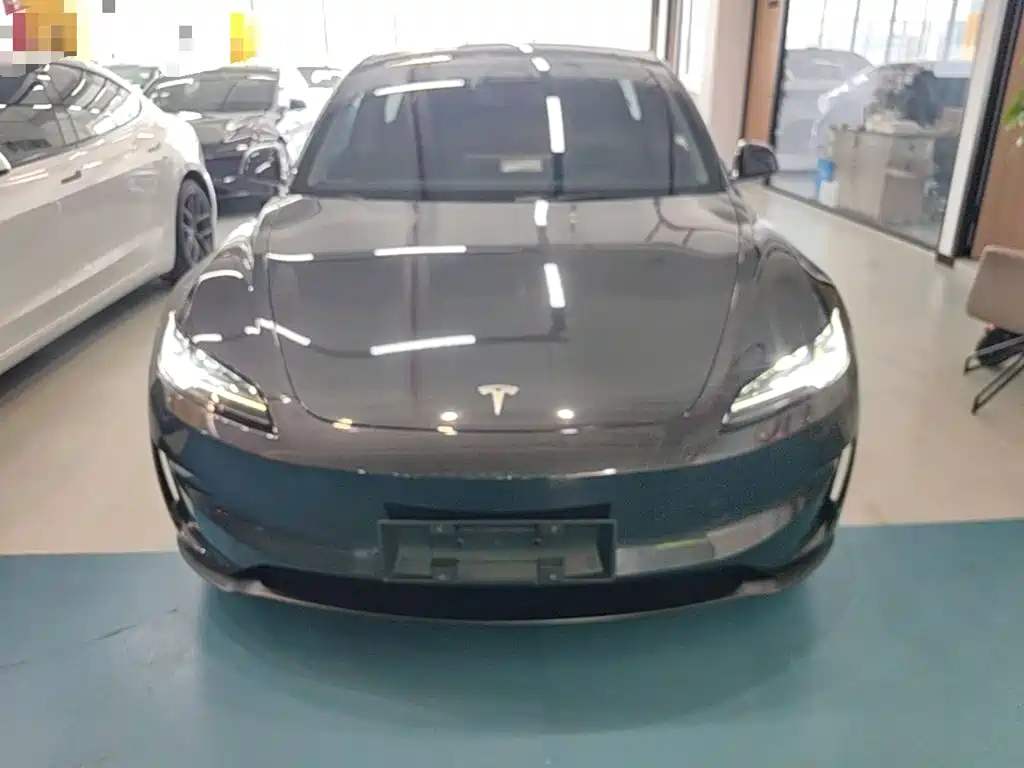 Tesla Model 3 — миниатюра 3