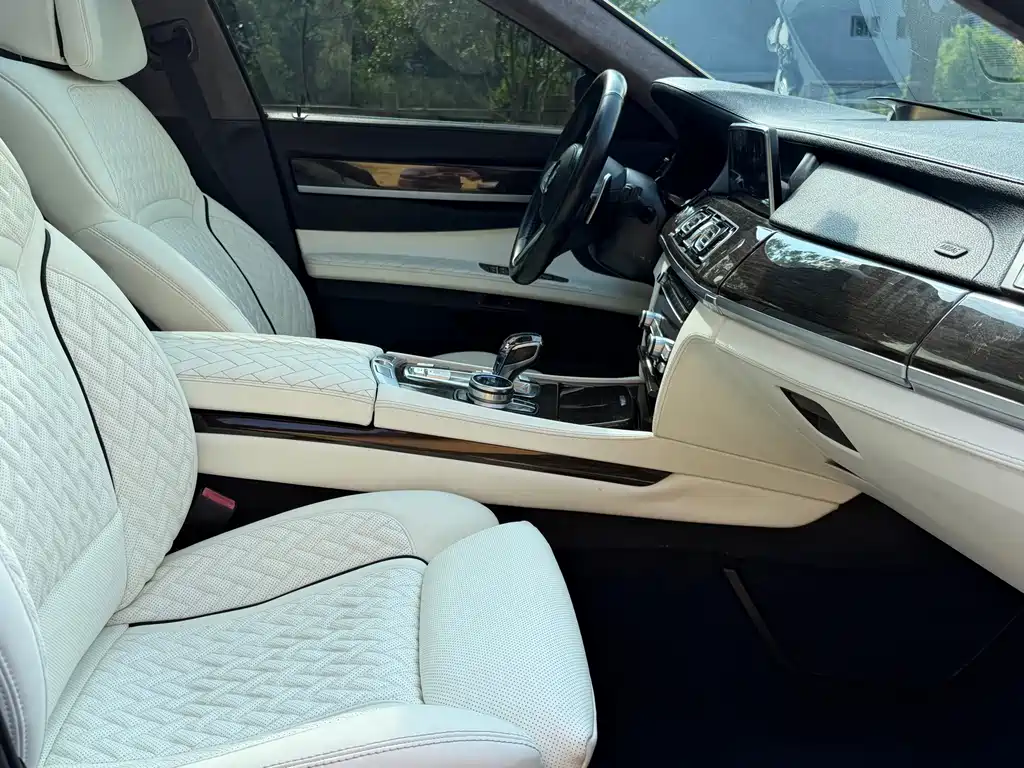 BMW 7 Series — миниатюра 19