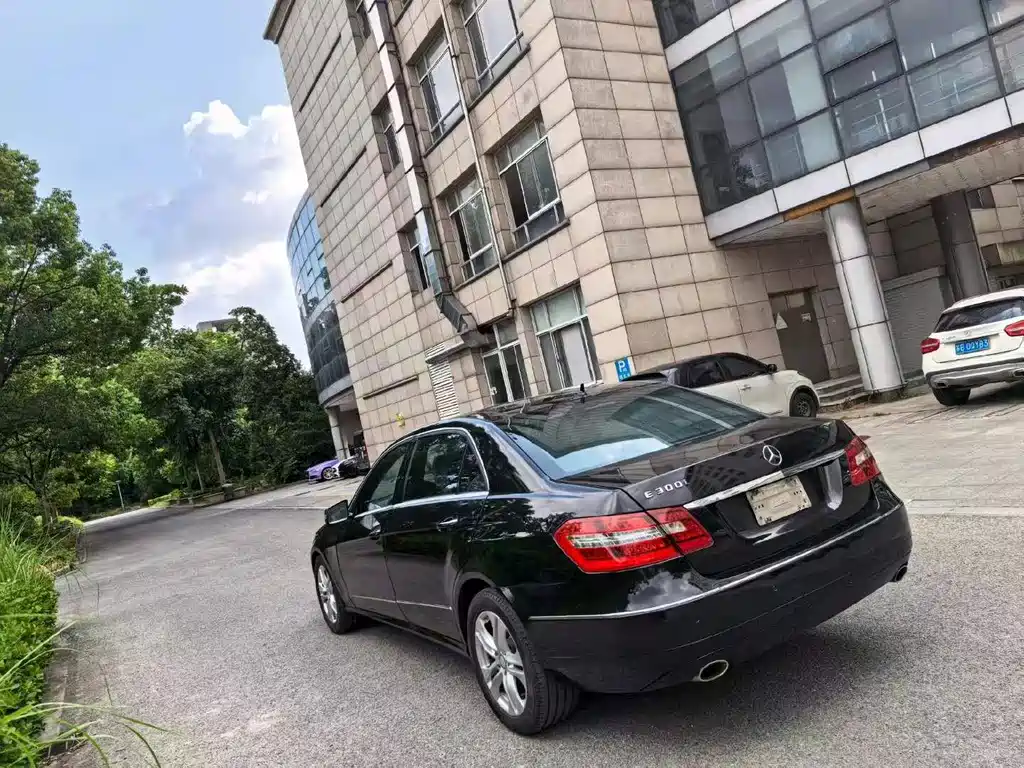 Mercedes-Benz E-Class — миниатюра 6