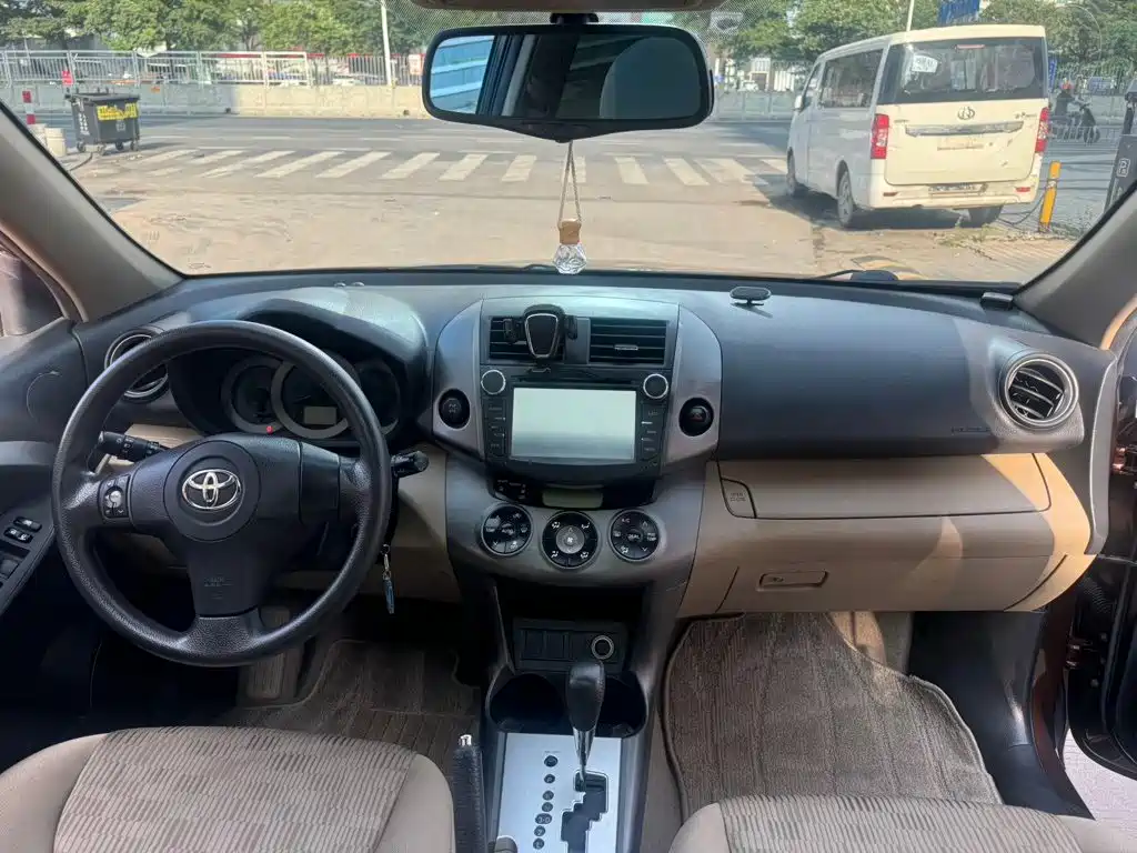 Toyota RAV4 — миниатюра 10