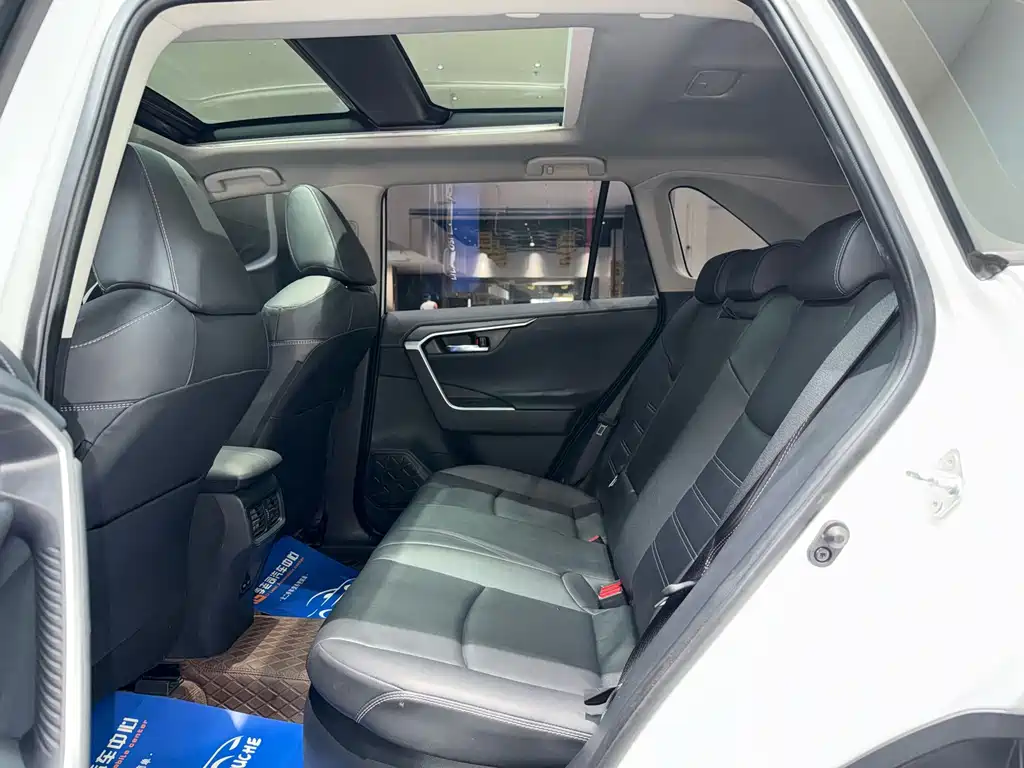 Toyota RAV4 — миниатюра 7