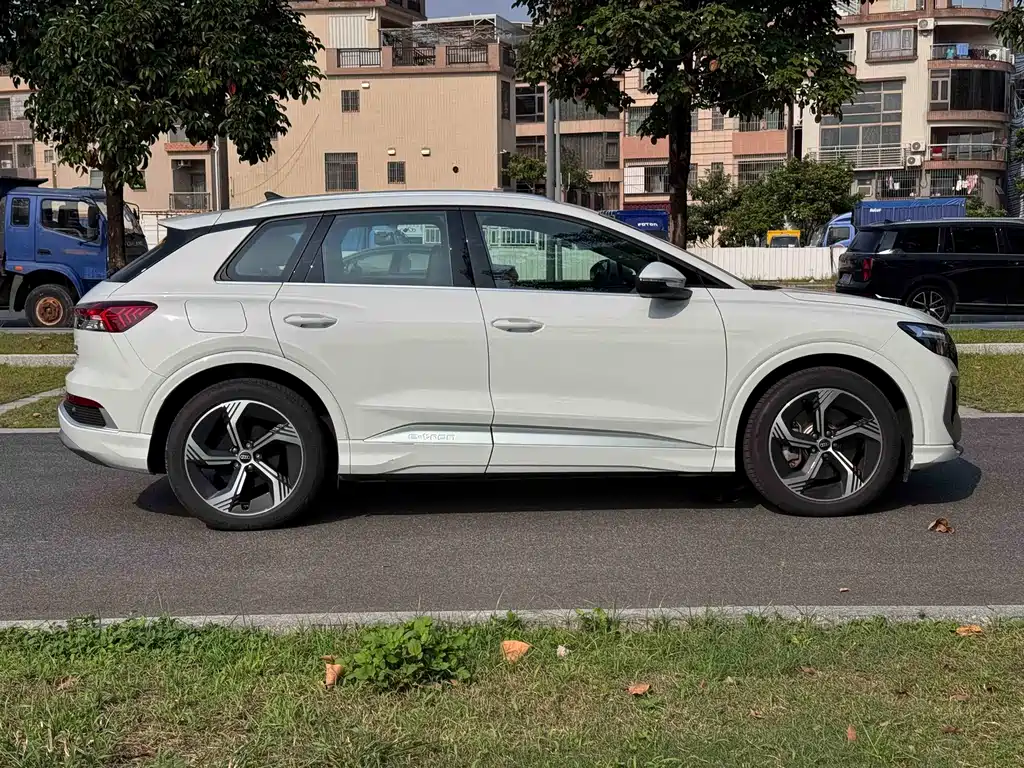 Audi Q4 e-tron — миниатюра 4