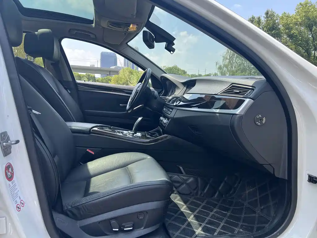 BMW 5 Series — миниатюра 13