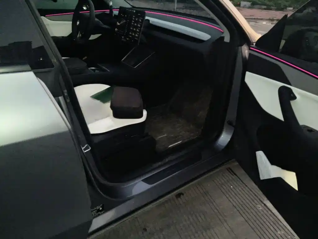 Tesla Model Y — миниатюра 18