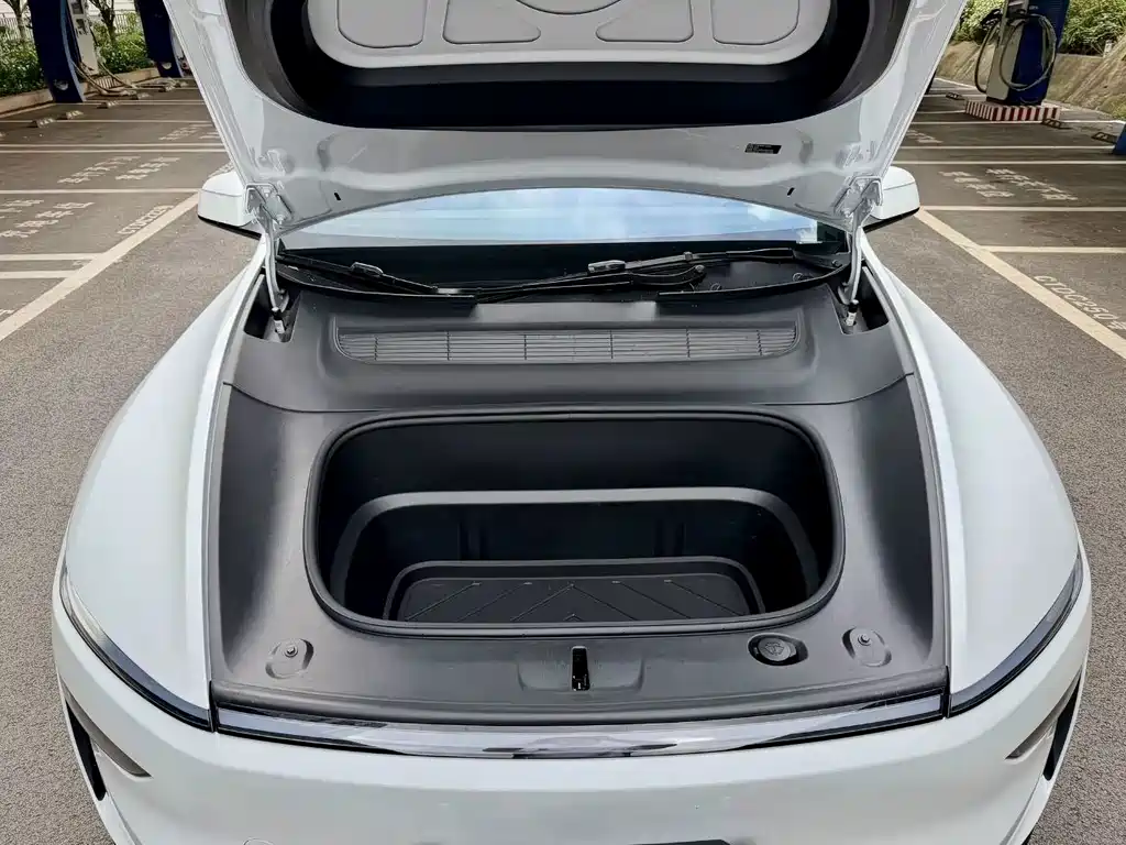 Tesla Model Y — миниатюра 15
