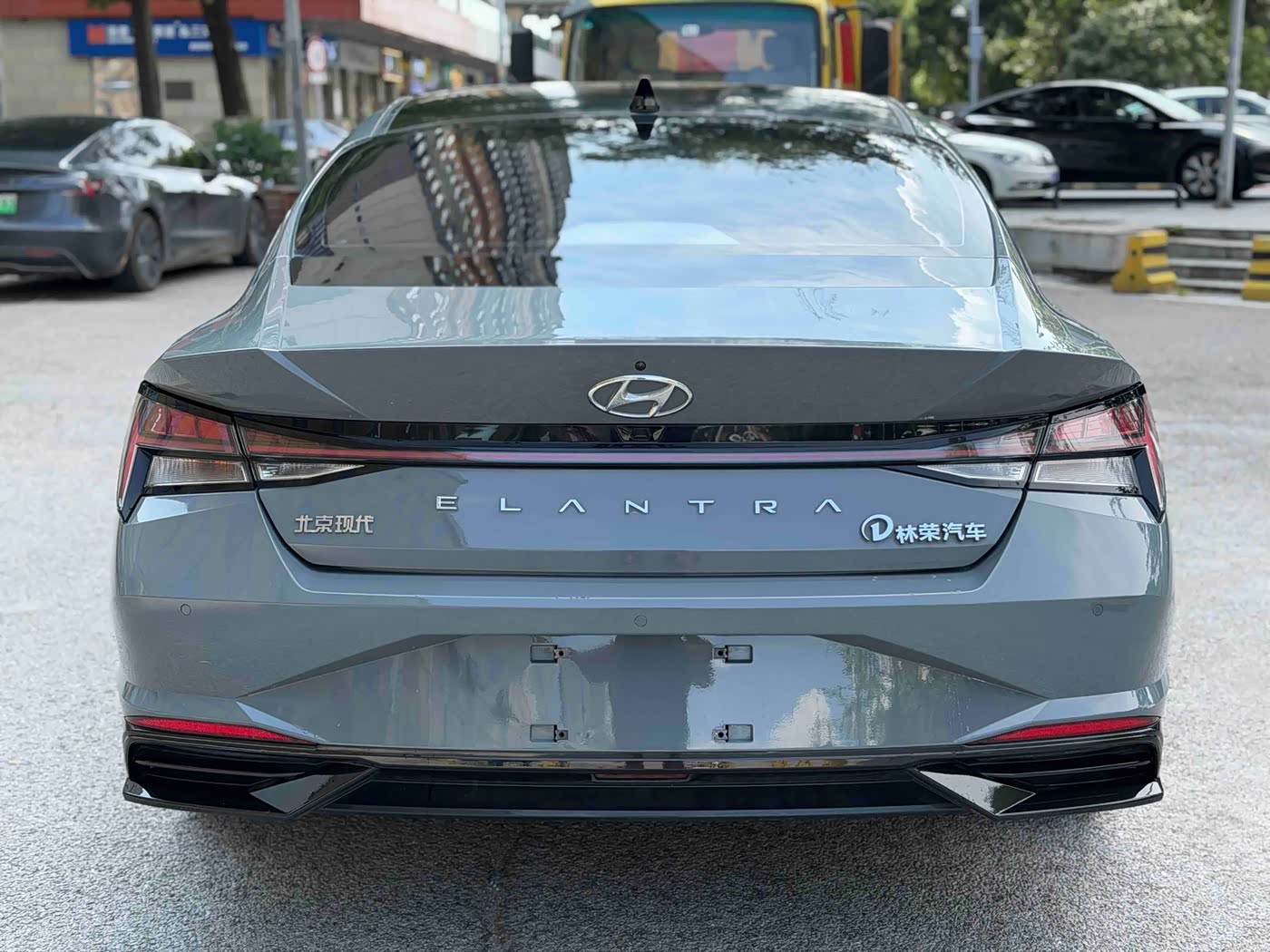 Hyundai Elantra 1.5 л 2022 г. Серебристо-серый, пробег 30000 км