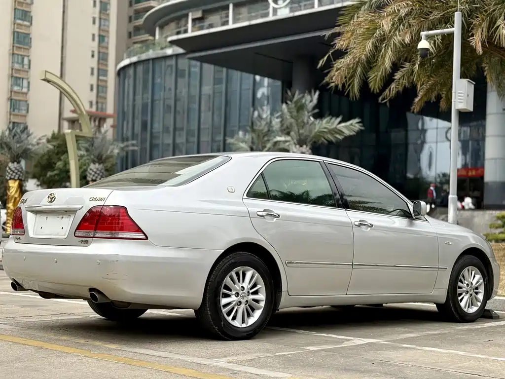 Toyota Crown — миниатюра 16