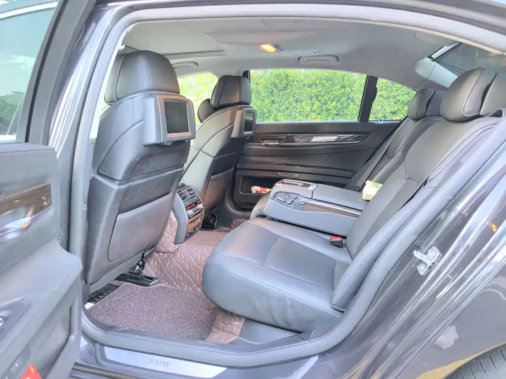 BMW 7 Series — миниатюра 12