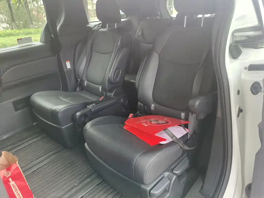 Toyota Granvia — миниатюра 12