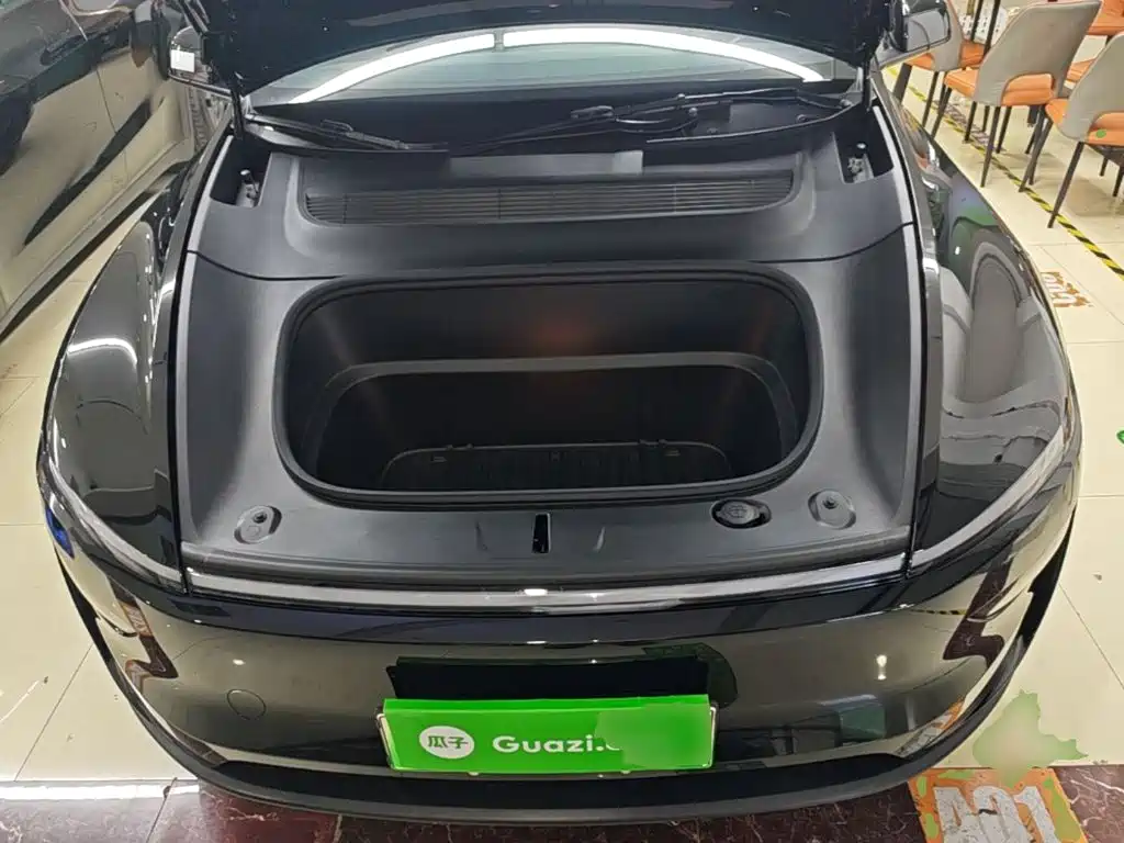Tesla Model Y — миниатюра 20