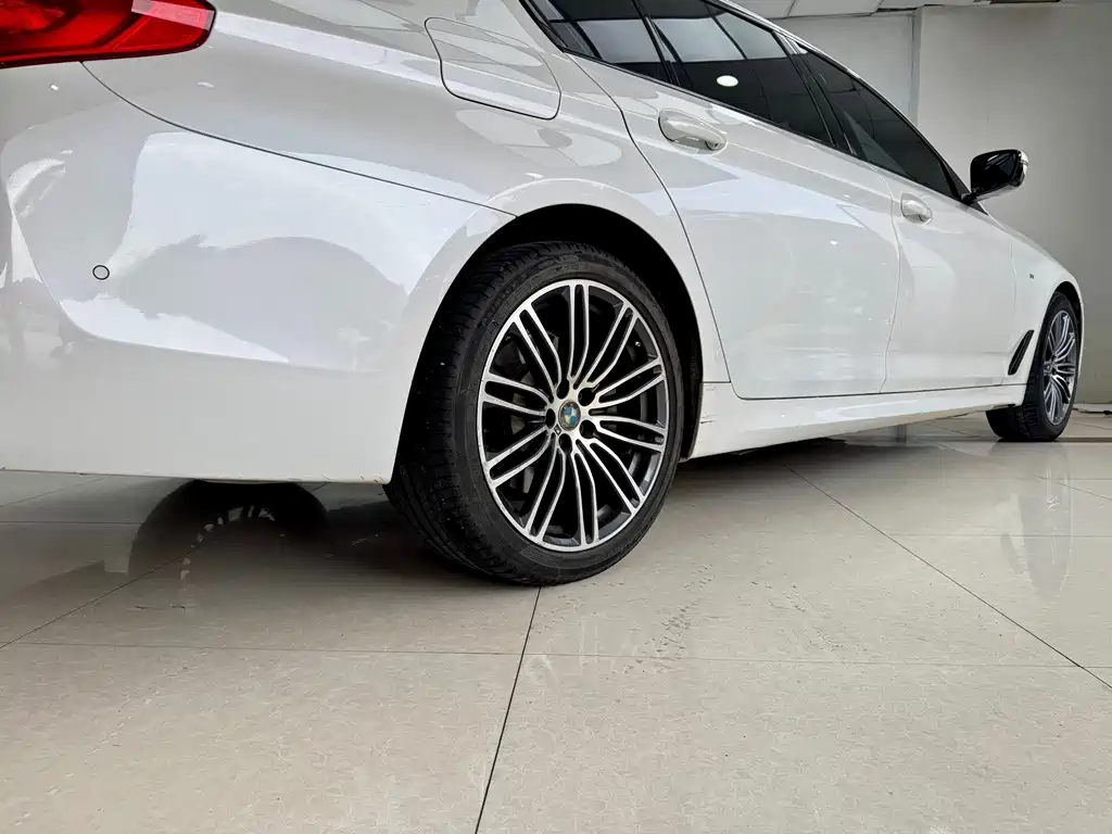 BMW 5 Series — миниатюра 22