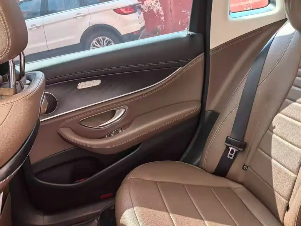 Mercedes-Benz E-Class — миниатюра 4
