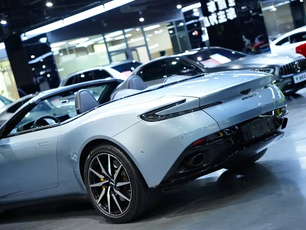 Aston Martin DB11 — миниатюра 6