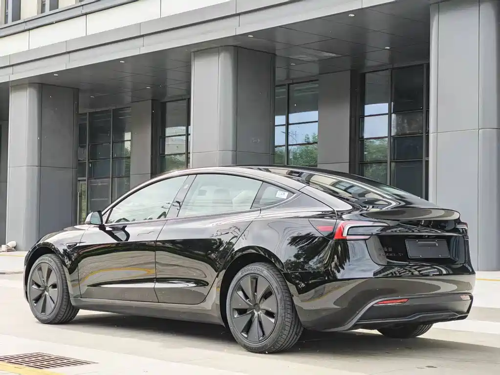 Tesla Model 3 — миниатюра 9