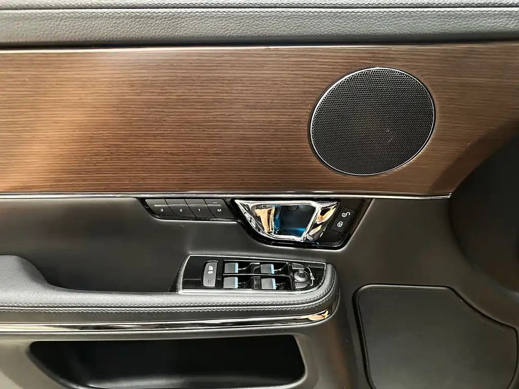 Jaguar XJ — миниатюра 11
