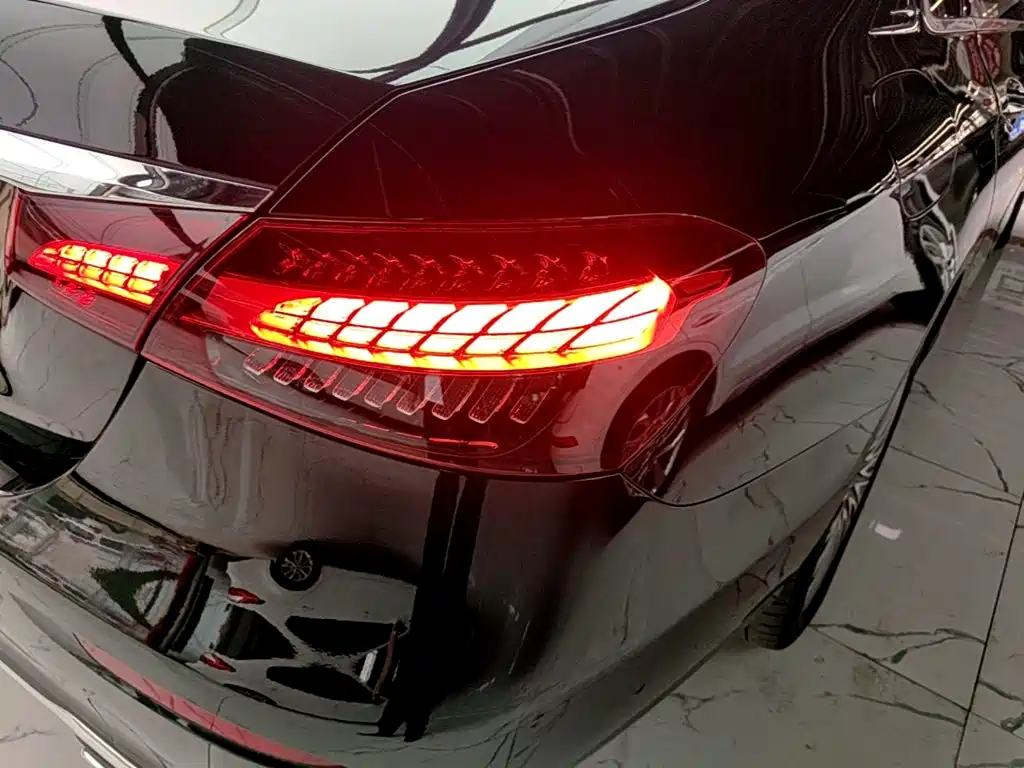 Mercedes-Benz E-Class — миниатюра 8