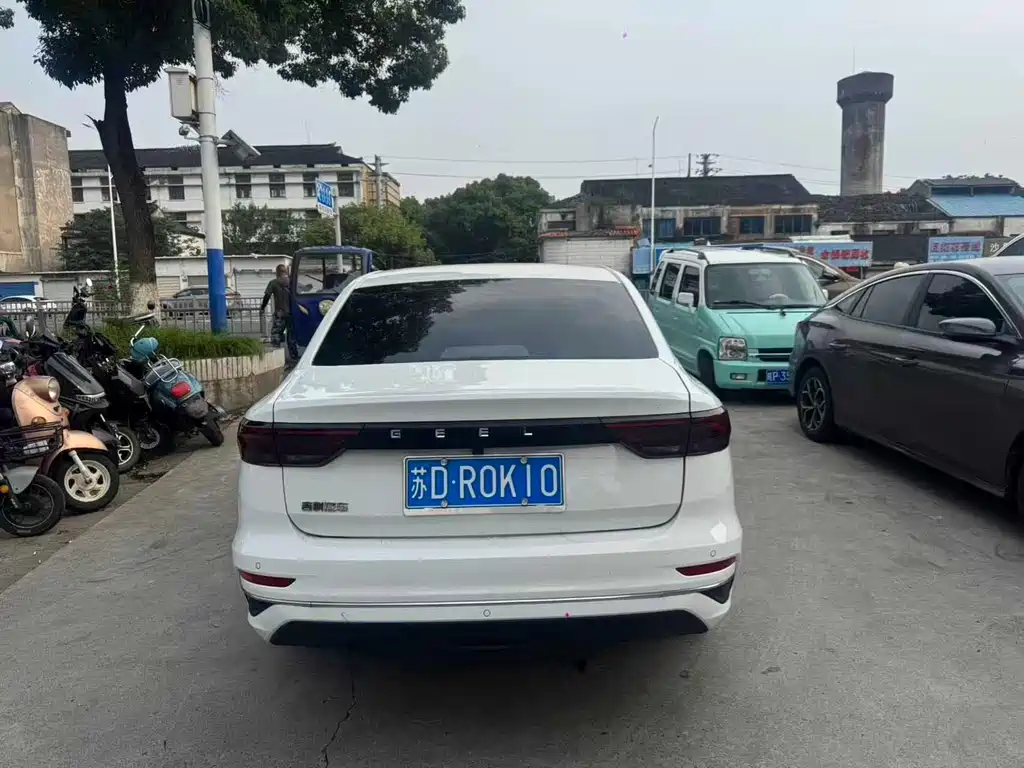 Geely Emgrand 2025 4 1.5L MT
