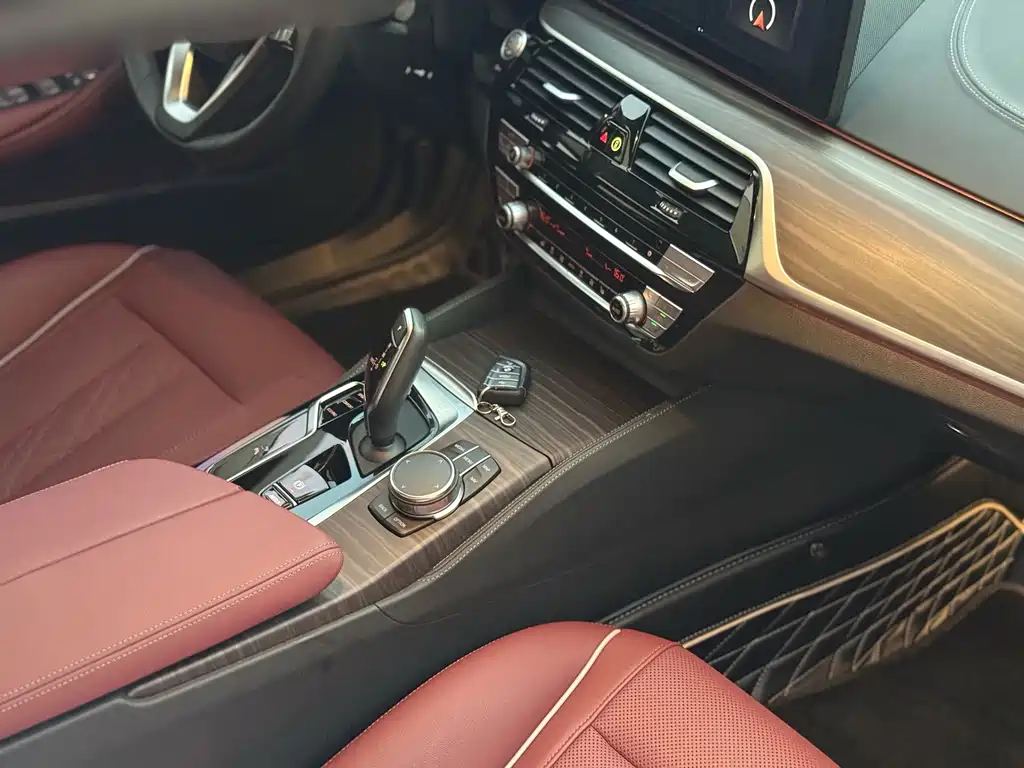 BMW 5 Series — миниатюра 9