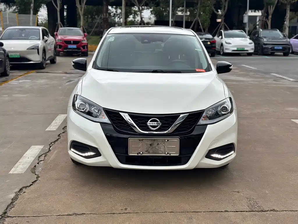 NISSAN TIIDA