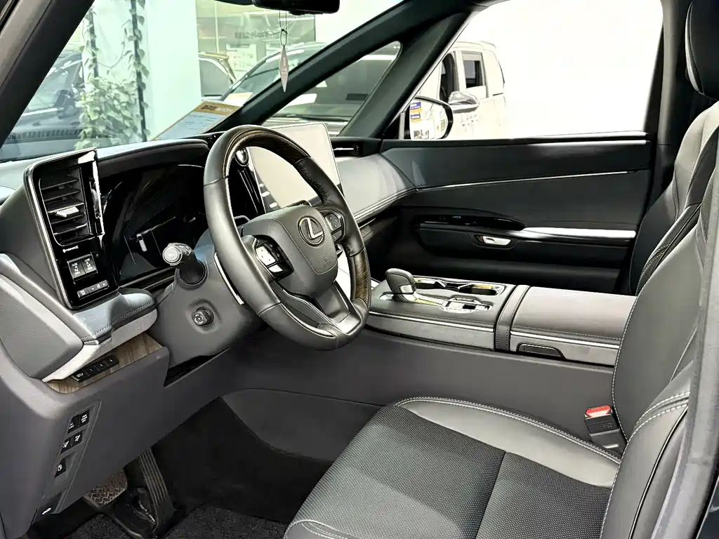 Lexus LM 2023 500h мест