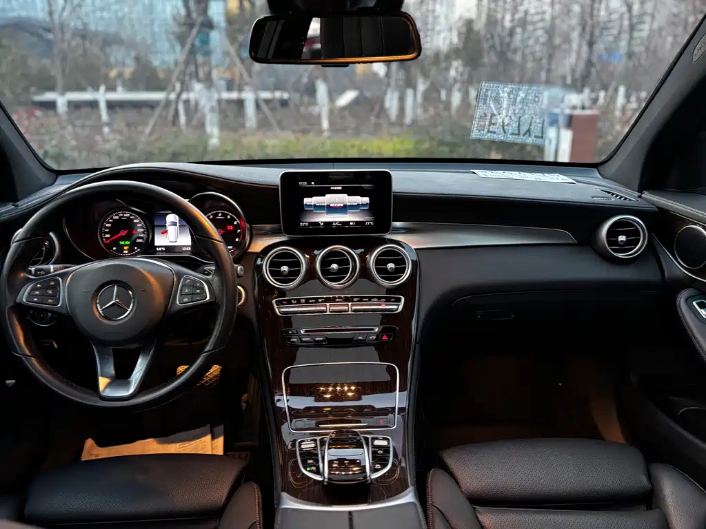 MERCEDES-BENZ GLC