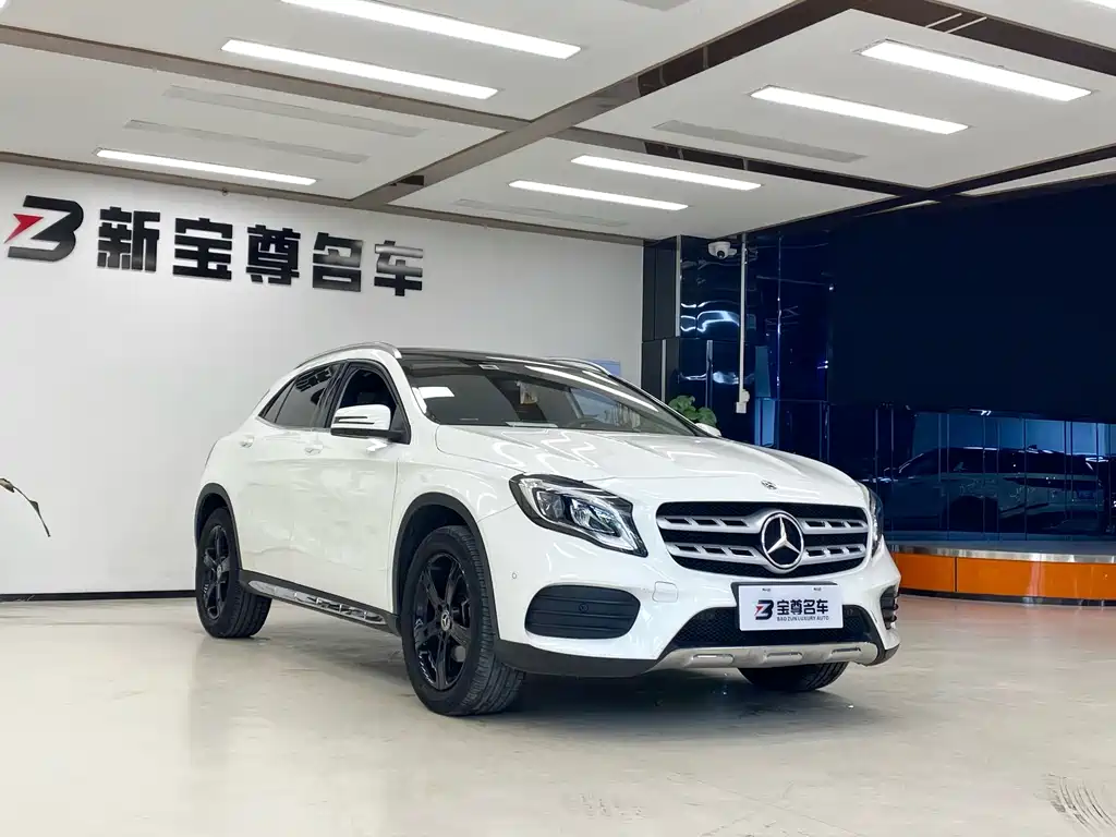 MERCEDES-BENZ GLA