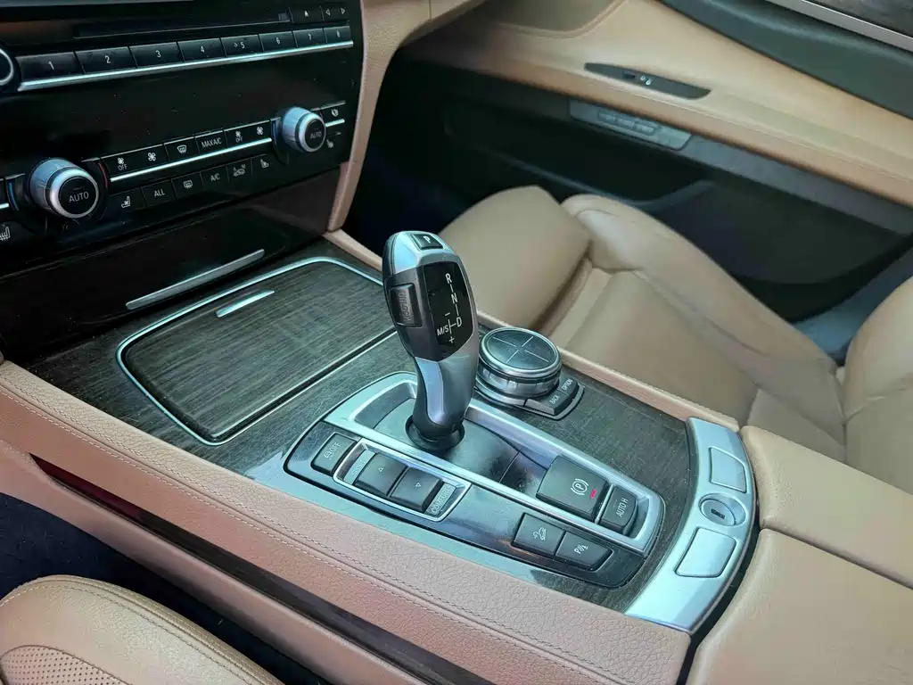 BMW 7 Series — миниатюра 10