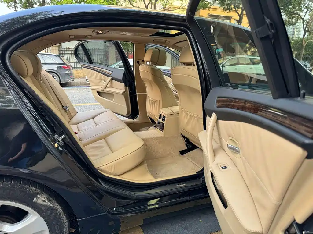 BMW 5 Series — миниатюра 12