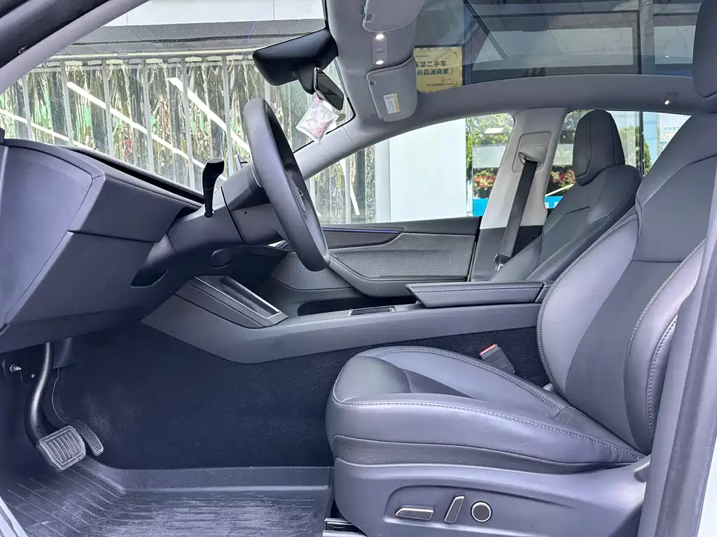 Tesla Model Y — миниатюра 11