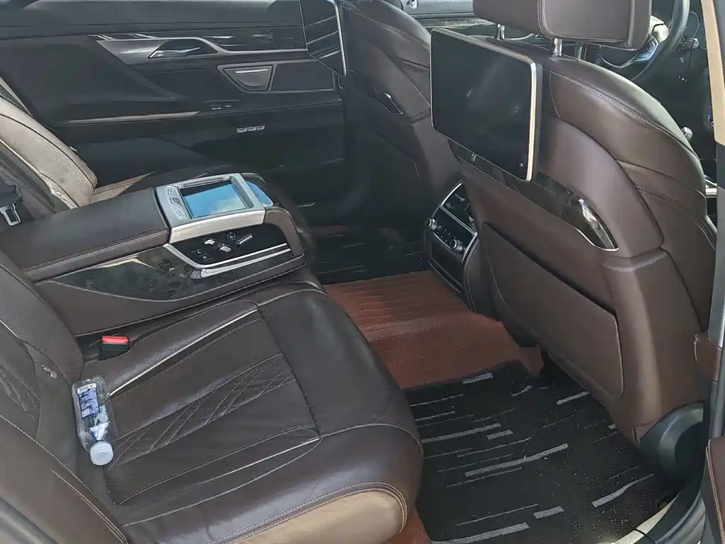 BMW 7 Series — миниатюра 10