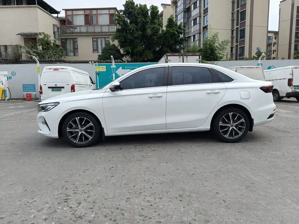 Geely Emgrand 2022 4 1.5L CVT Flagship