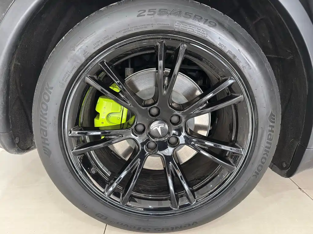 Tesla Model Y — миниатюра 16