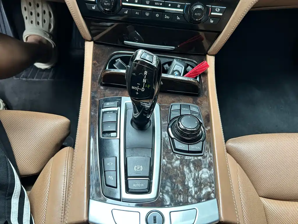 BMW 7 Series — миниатюра 11