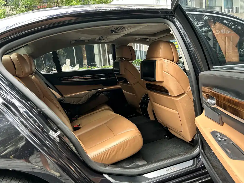 BMW 7 Series — миниатюра 14