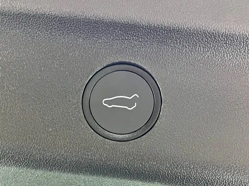 Tesla Model Y — миниатюра 13