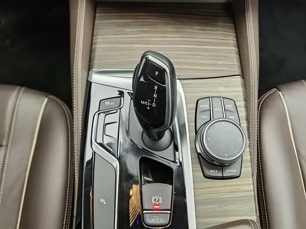 BMW 5 Series — миниатюра 13