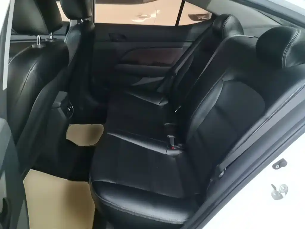 Hyundai Elantra — миниатюра 17