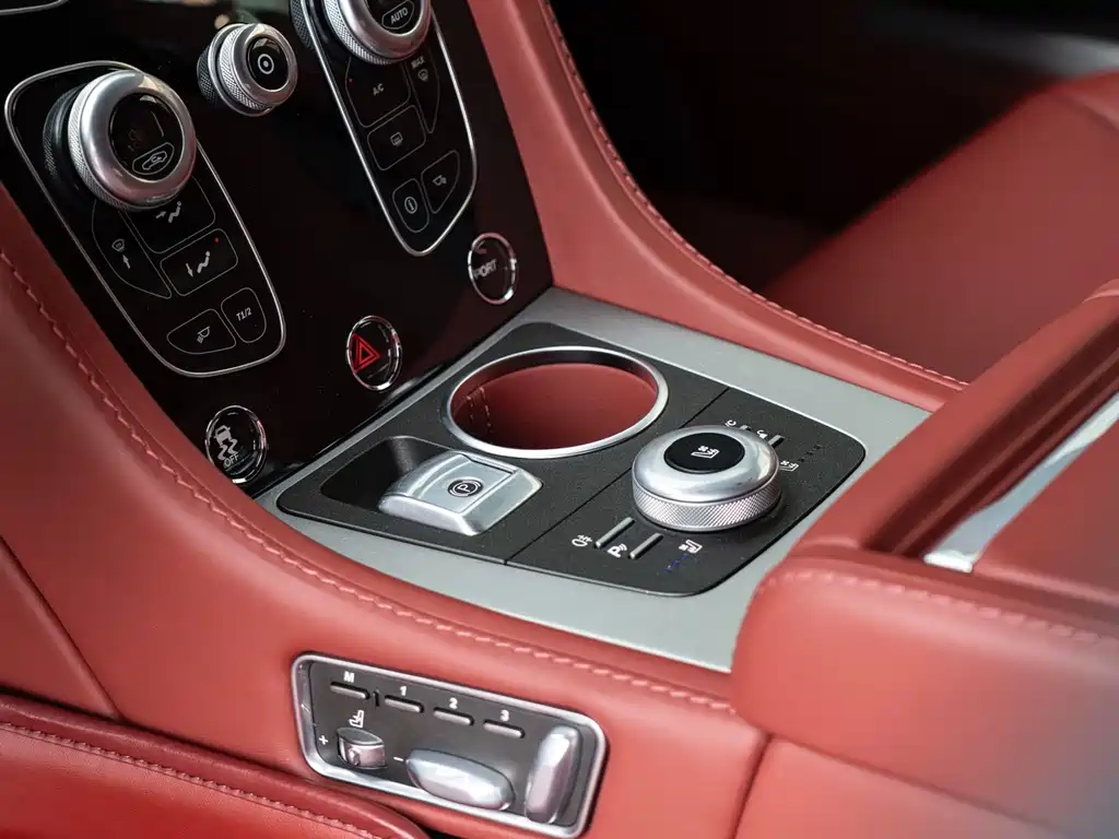Aston Martin Rapide — миниатюра 8