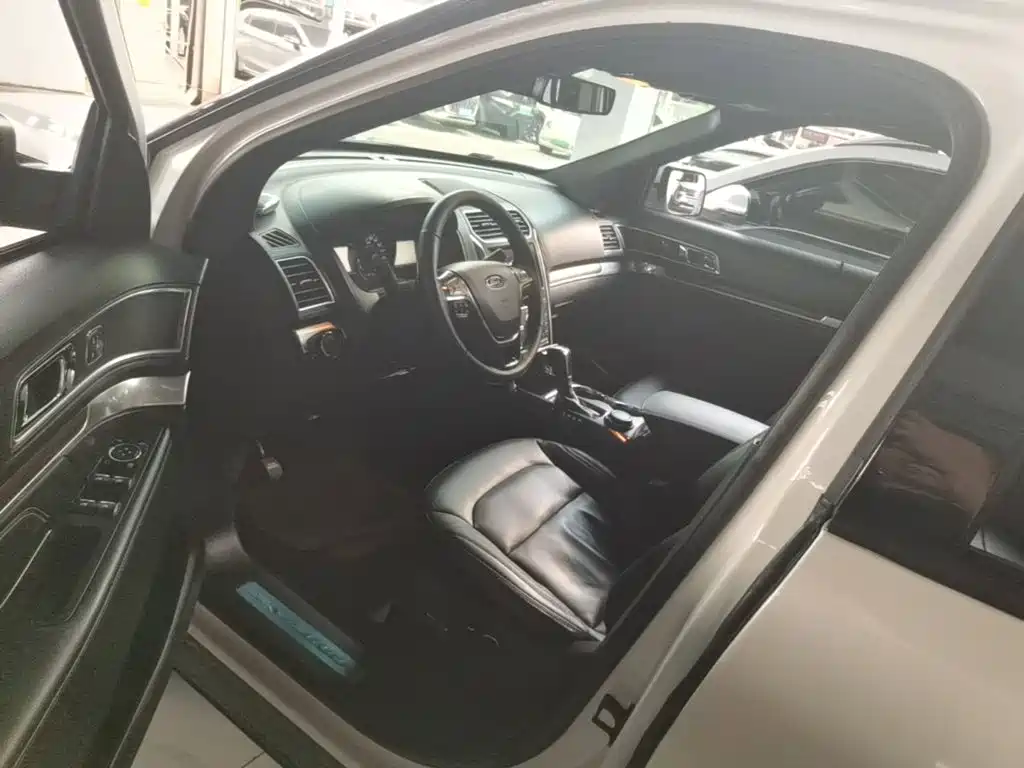 Ford Explorer (Import) — миниатюра 15